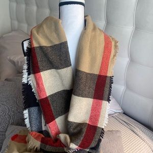 Burberry scarf cashmere worn a couple of time, perfect condition